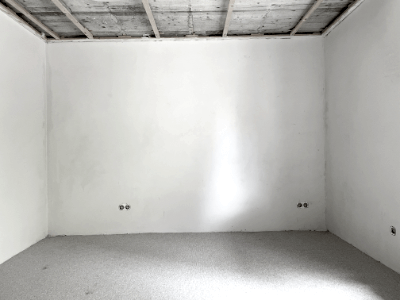 leere Wand im Rohbau eines Kinderzimmers in Würzurg - vor der Wandmalerei von jotty