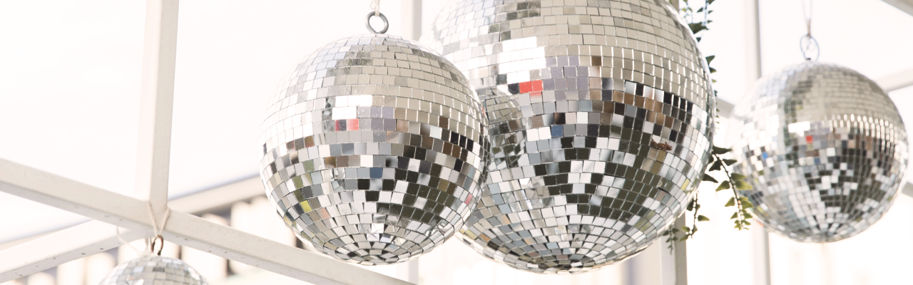 Disco-Kugeln am Fenster